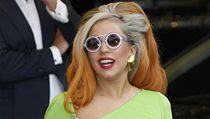 Lady Gaga je známá sběratelka módy. Z aukce šatů od už nežijícího návrháře Alexandera McQueena si jeden model také odnesla. | na serveru Lidovky.cz | aktuální zprávy