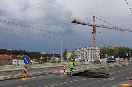 Na Evropské ulici v Praze se propadla vozovka