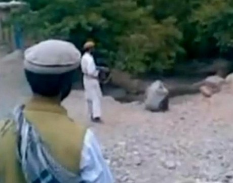 Zábr z videa, na kterém len Talibanu zastelí enu obvinnou z cizoloství