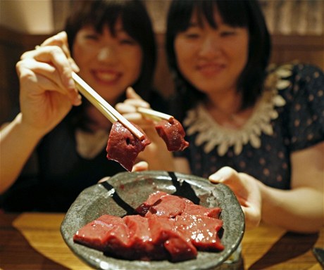 Japontí milovníci syrových jater mají smlu. Zem zakázala jejich servírování v restauracích. 