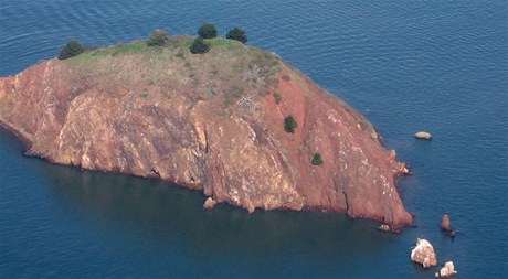 Ostrov Red Rock s plochou 2,4 hektaru, který leí v severní ásti Sanfranciského zálivu, je nyní k mání za asi 100 milion korun. 