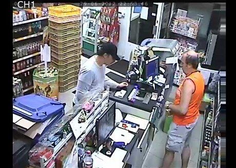 Ozbrojený lupi prosil v obchod na Praze 23 o peníze, kdy je nedostal, omluvil se a odeel
