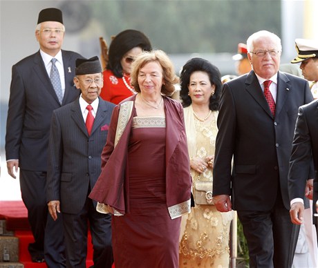 Václav Klaus s manelkou v Malajsii