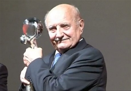 Josef Somr pebírá cenu v Karlových Varech.