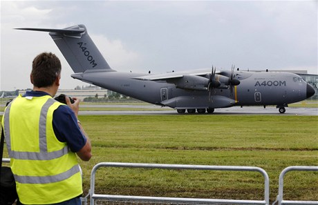 Mu pozoruje Airbus A400M pistávající na letiti ve Farnborough.