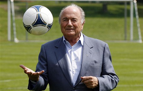 Souasný éf FIFA Sepp Blatter ve spisech dokazujících úplatnost jeho pedchdce nefiguruje