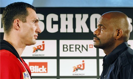 Vladimir Kliko (vlevo) a Tony Thompson na tiskové konferenci ped vzájemným zápasem.