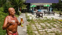 Studené pivo je jistota. Pražské koupaliště Džbán. | na serveru Lidovky.cz | aktuální zprávy