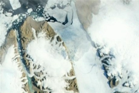 Od grónského ledovce se odlomil obrovský kus ledu