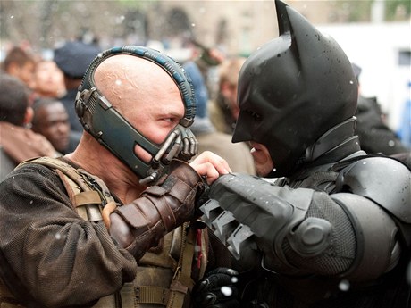 Padouch Bane a Batman ve filmu Temný rytí povstal