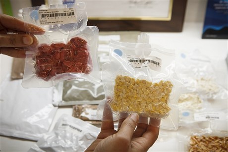 Pokrmy pro posádky ISS jsou pedem pipravené a subliman suené a mají nejmén dvouletou trvanlivost. 
