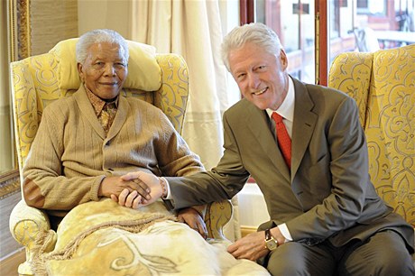 Mandelovi osobn poblahopál i bývalý americký prezident Bill Clinton. Navtívil ho spolen se svou dcerou Chelsea.