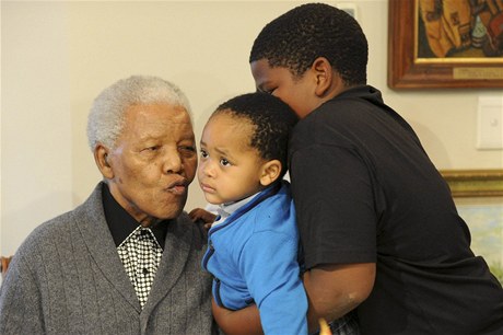 Nelson Mandela se svými vnouaty na snímku z roku 2012