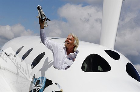 Richard Branson na aerosalonu ve Farnborough u Londýna.