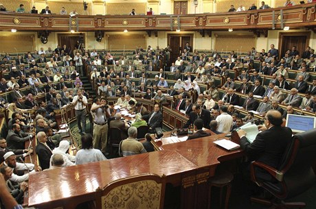 Ptiminutové zasedání egyptského parlamentu, 10. ervence 2012