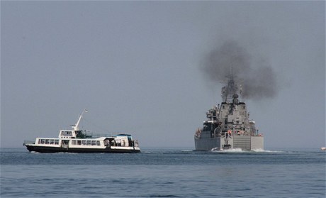 Výsadkáská lo Cezar Kunikov vyplouvá ze Sevastopolu na ukrajinském Krymu. 