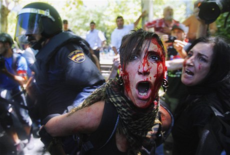 Zranná demonstrantka v centru Madridu. Tam ve stedu takzvaným erným pohodem vyvrcholily 44 dní trvající protesty proti úsporným opatením vlády premiéra Mariana Rajoye