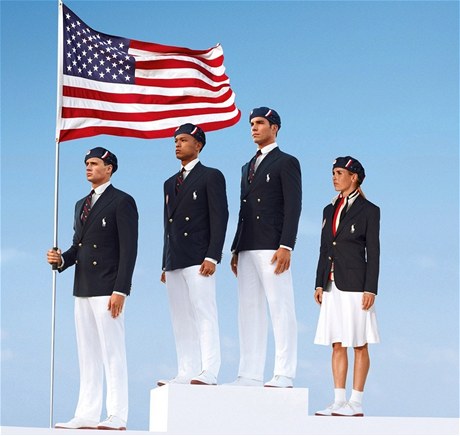 Amerití sportovci v olympijských uniformách uitých v ín. 
