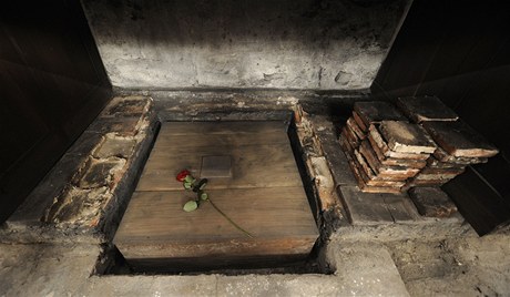 Po více ne ti sta letech vyzvedli zástupci církve tlesné ostatky umuených praských frantikán z jejich hrobu v kostele Panny Marie Snné.