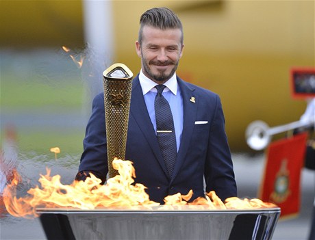 Slavný anglický fotbalista David Beckham s olympijskou pochodní