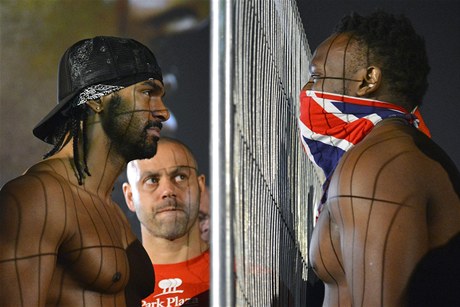 Brittí boxei David Haye (vlevo) a Dereck Chisora ped vzájemným zápasem