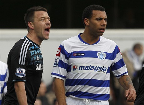 Fotbalista Chelsea John Terry (vlevo) a Rio Ferdinand z Queens Park Rangers