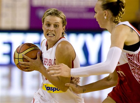 Pípravné utkání basketbalistek ped olympijskými hrami eská republika - Rusko. Vlevo je Hana Horáková z eského týmu, vpravo Irina Osipovová z Ruska