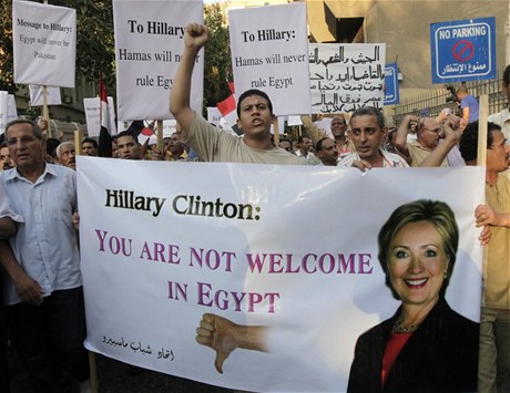 Hillary Clintonovou v Egypt pivítal nepátelský dav.