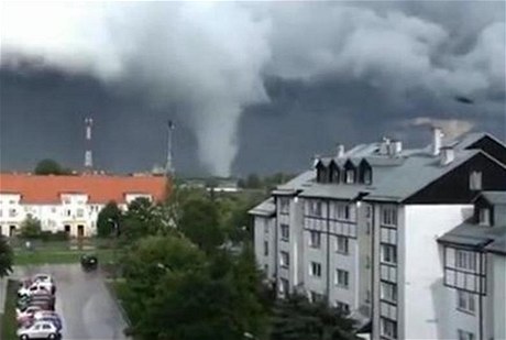 Polskem se pehnalo tornádo, jeden lovk zemel