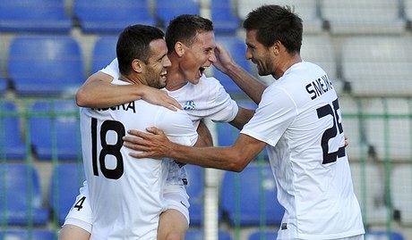 Fotbalisté Boleslavi oslavují branku.  Luká Magera (vlevo), Jan Boil a Michal Smejkal (vpravo).