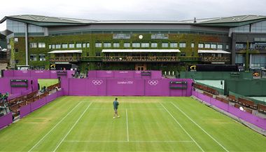 Tenisov kurty na Wimbledonu (All England Club) se hal do olympijskch barev