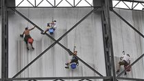 Přípravy na festival Colours of Ostrava v industriálním památkovém areálu v Dolní oblasti Vítkovic | na serveru Lidovky.cz | aktuální zprávy