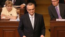 Ministr financí Miroslav Kalousek sněmovně předložil dokumenty, které podle něj dokazují trvzení, že právě o tomto tématu hovořil po telefonu s Petrem Lessym, a nikoli o kauze CASA. | na serveru Lidovky.cz | aktuální zprávy