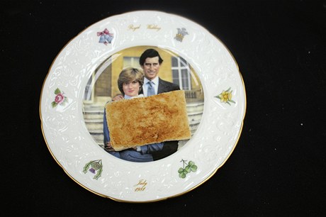 "Svatební" toast prince Charlese se prodal v drab za 230 liber.