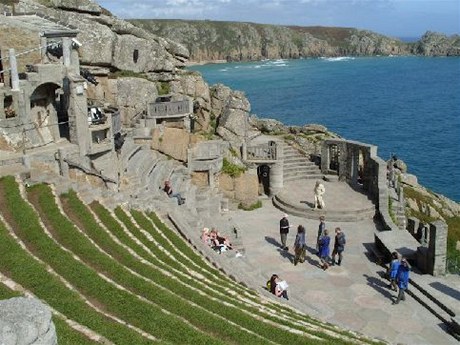 Divadlo Minack Theatre v Cornwallu.