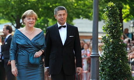 Nmecká kancléka Angela Merkelová pi zahájení wagnerovského operního festivalu v Bayreuthu. Na fotografii se svým manelem.