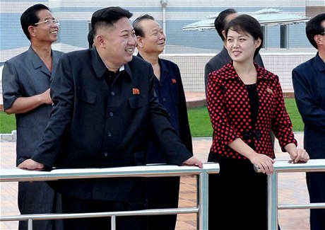 Kim ong-un s manelkou Ri Sol-u. Nedatovaný snímek zveejnila severokorejská agentura KCNA 