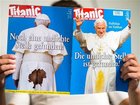 Obálka, která nadzvedla Vatikán: "Haleluja ve Vatikánu. Konen se zjistilo, kudy to uniká!". Zadní strana pebalu pak zobrazovala Benedikta zezadu s hndou skvrnou na sutan a dodatkem "A jet jedno netsnící místo!"  