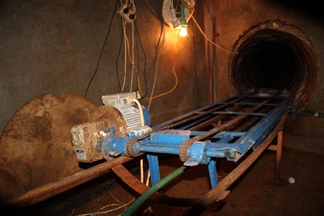 Slovenská policie odhalila pod hranicí s Ukrajinou tém 700 metr dlouhý tunel. Paeráci tudy podle kriminalist nejmén rok peváeli neproclené a nezdanné zboí, hlavn cigarety. 