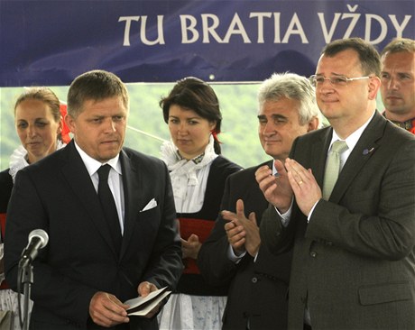 Zleva Robert Fico, Milan tch a Petr Neas na festivalu bratrství