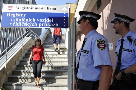 Kvli nefungujícímu registru vozidel musela v Brn úedníky chránit policie.