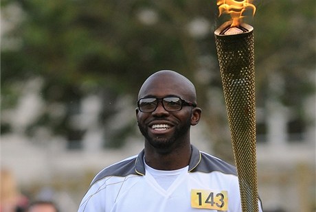 Fabrice Muamba s olympijskou pochodní