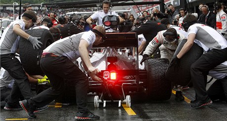 Formule 1. McLaren v pit stopu.