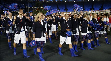 Zahájení olympiády (eská výprava s vlajkonoem Petrem Koukalem)