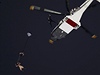 "James Bond s krlovnou" vyskakuj z vrtulnku nad olympijskm stadionem