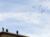 V Denveru na památku obtí vypustili fialové balonky.