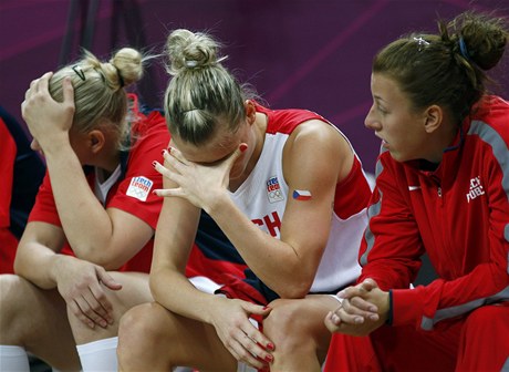 Smutek eských basketbalistek po poráce s Tureckem, uprosted je Ilona Burgrová