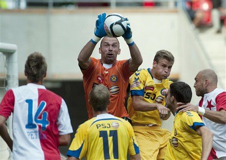 Slavia Praha - Jihlava. Zleva Ondej Petrák (Slavia), Luká Vaculík z Jihlavy, branká Jaromír Blaek z Jihlavy, Petr Tlustý z Jihlavy, Ondej ourek z Jihlavy a Martin Latka ze Slavie