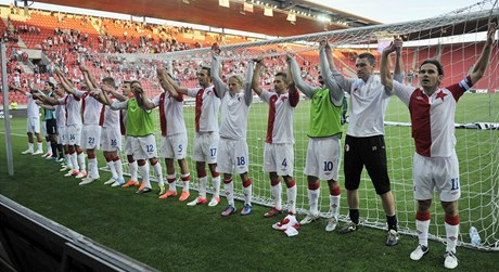 Slavia Praha - Jihlava. Slávisté zdraví fanouky, poté co vyrovnali v devadesáté minut na 3:3