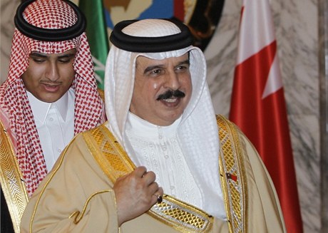 Bahrajnský král, jméno ani fotografie píbuzného, kterého vyvedli z letadla, nebylo zveejnno.